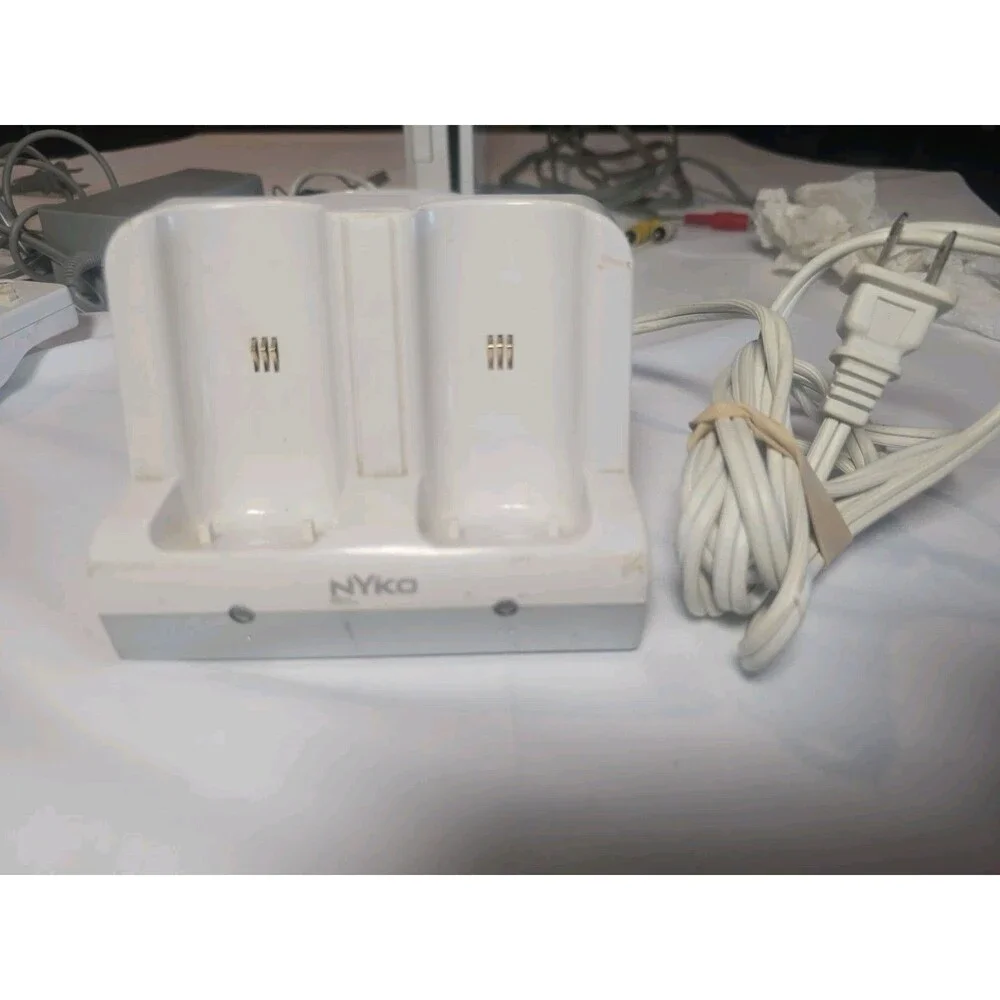 Nyko 87000-A50 - Nintendo Wii Remote Charging Station DOCKING STATION